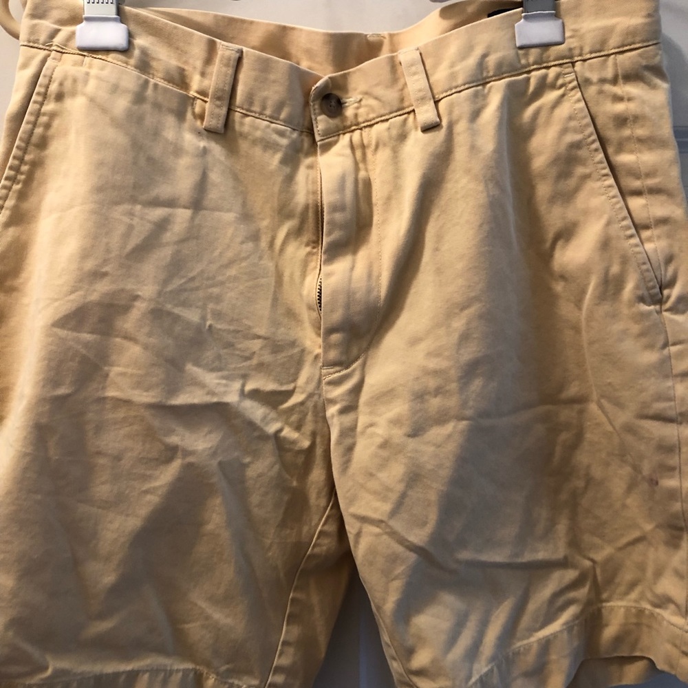 Polo shorts yellow.